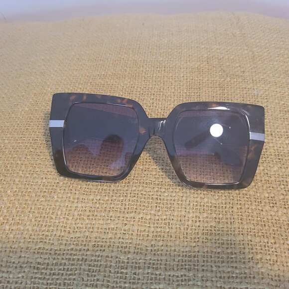 Quay Notorious Tortoise Oversized Square Sunglasses - Picture 2 of 4